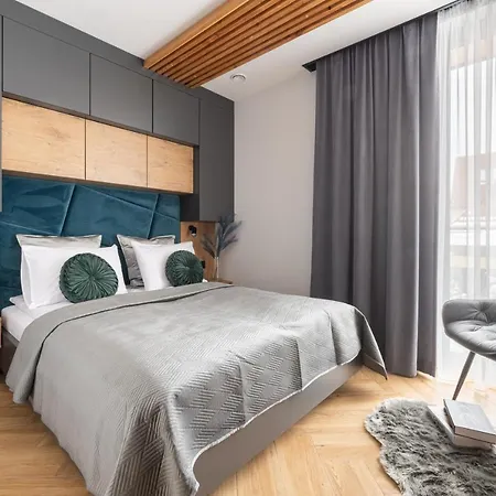 Wrota Chalubinskiego 4*