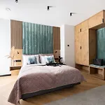 Wrota Chalubinskiego 4*