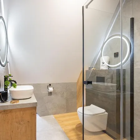 Wrota Chalubinskiego 4*