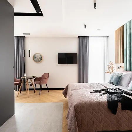 Wrota Chalubinskiego 4*