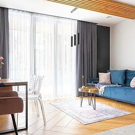 Wrota Chalubinskiego 4*