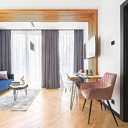 Apart-hotel Wrota Chalubinskiego 4*