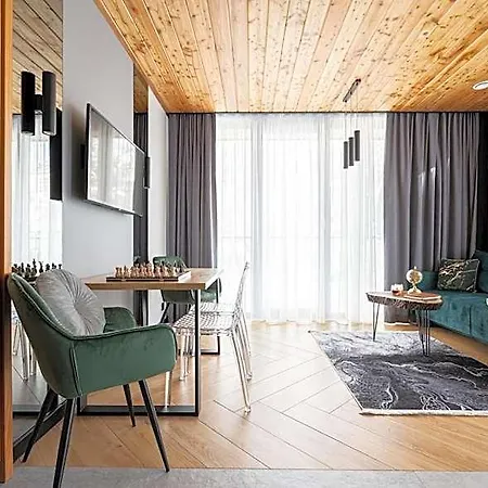 Wrota Chalubinskiego 4*